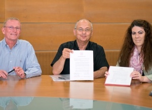 BGU Dean of the Faculty of Engineering Sciences Prof. Joseph Kost, BGU Rector Prof. Zvi HaCohen, MIT-Israel Faculty Director Prof. Christine Ortiz signed the first MIT-Israel/BGU Seed Fund on May 25, 2014.