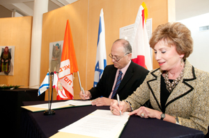 Prof. Zvi HaCohen and Dr. Judy Genshaft sign the MoU