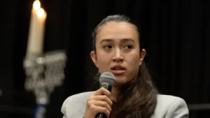 Noa Argamani, a former hostage in Gaza, tells her story at the OFJCC in Palo Alto on Dec. 16. (Aaron Levy-Wolins/J. Staff)